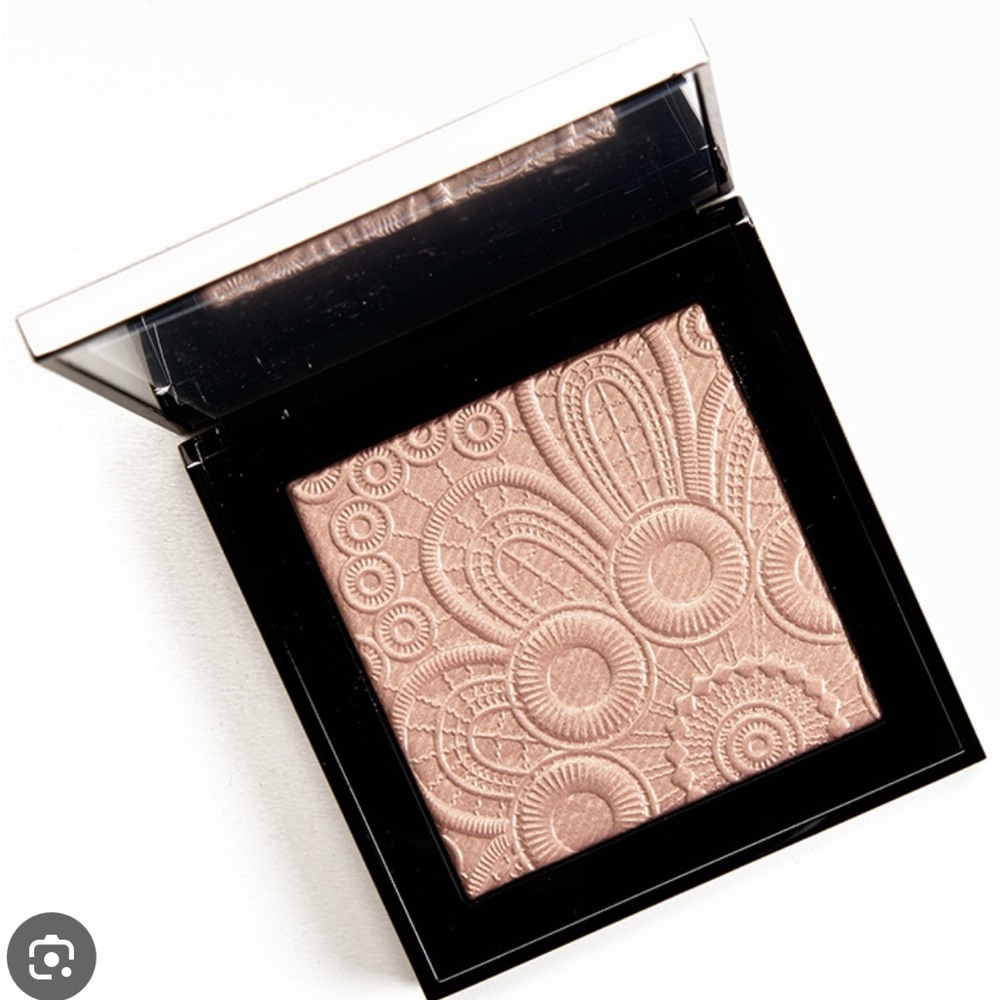 BURBERRY Elegant Embossed Powder Highlighter